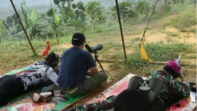 VIVA Militer : Dua jenderal TNI uji kemampuan menembak jarak jauh
