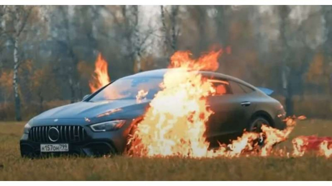 Mobil Mercedes-Benz AMG GT 63 S dibakar Vlogger Rusia
