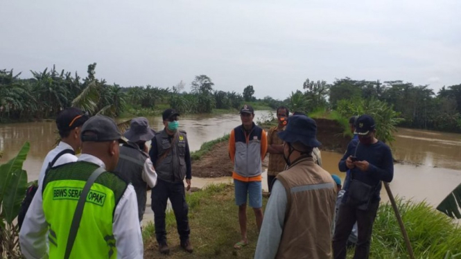 Petugas melakukan koordinasi penanganan banjir di Kebumen