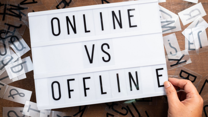 Ilustrasi belanja online dan offline.