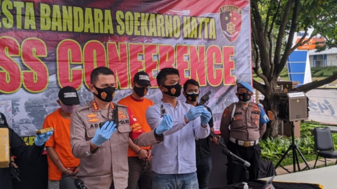 Polres Bandara Soekarno-Hatta merilis kasus penyelundupan senjata api