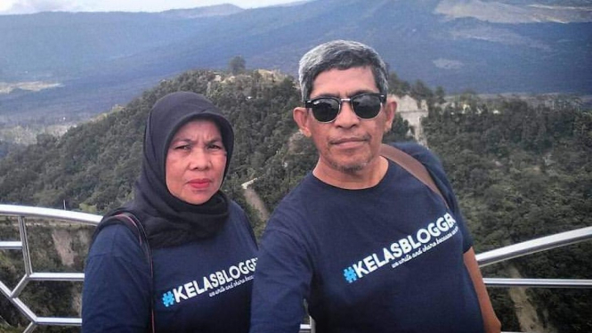 Penulis dan istri, sama-sama blogger (dok Nur Terbit)