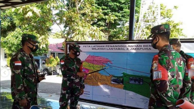 VIVA Militer: Perwira Lantamal X TNI perlihatkan peta skenario evakuasi tsunami.