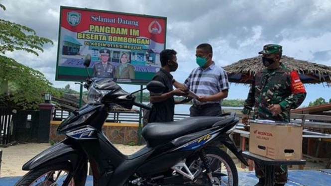 VIVA Militer: Pangdam Iskandar Muda, Mayjen TNI Hassanudin berikan motor ke Acil