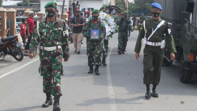 VIVA Militer: Prosesi Pemakaman Serka Jaliman di Aceh Tenggara.