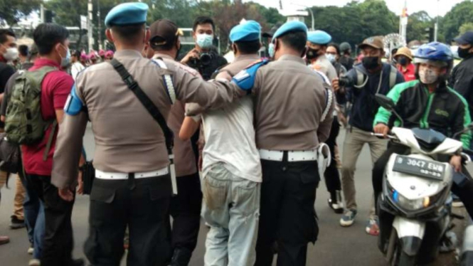 Seorang pemuda ditangkap polisi karena diduga copet saat demo omnbus law bubar.