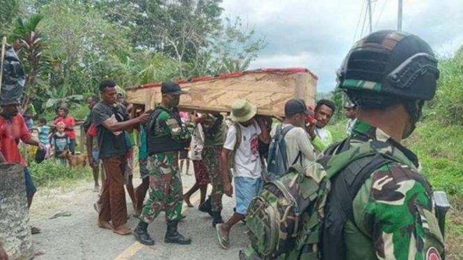VIVA Militer: Pasukan Yonif Raider 100/PS gotong jenazah di Papua.