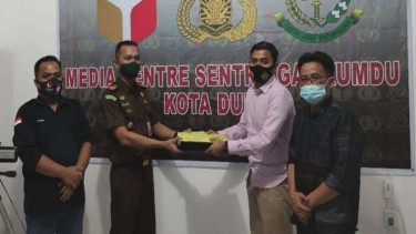 Penyerahan berkas perkara dugaan pidana cawalkot Dumai dari Bawaslu ke Kejari