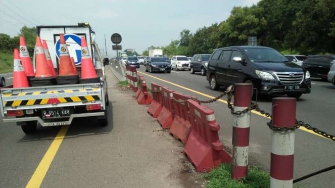 Contraflow diberlakukan di Tol Jakarta-Cikampek