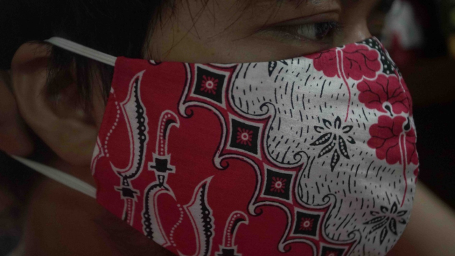 Produksi Masker Kain Motif Batik