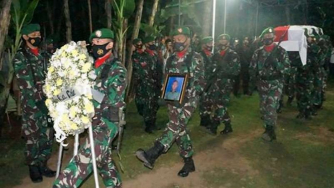 VIVA Militer: Prosesi pemakaman Prajurit Kostrad TNI, Prada Dimas.