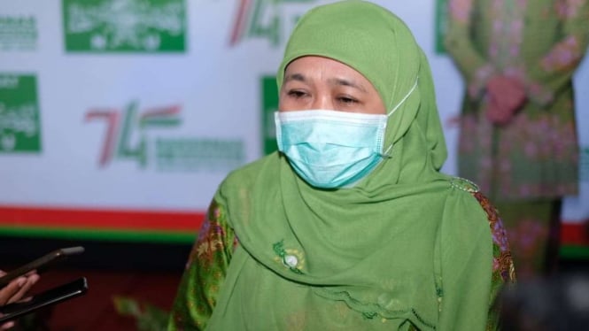 Ketua Umum Muslimat NU Khofifah Indar Parawansa usai pembukaan Rapat Kerja Nasional dan Musyawarah Kerja Nasional Muslimat NU di Kota Batu, Jawa Timur, Kamis, 29 Oktober 2020.