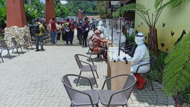 Tempat wisata di Jawa Barat lakukan rapid test COVID-19.