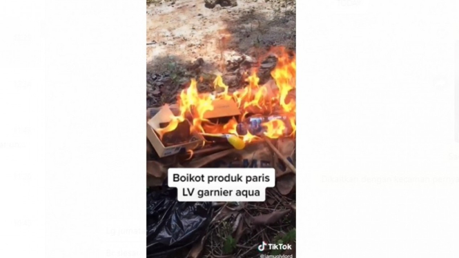 Seorang warganet membakar produk Prancis.