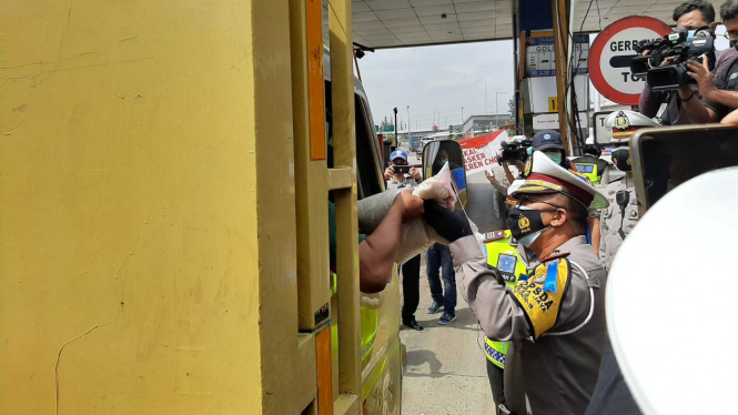 Ditlantas Polda Metro Bagi-bagi Sembako saat Operasi Zebra di Gerbang Tol Cikunir 2, Bekasi.
