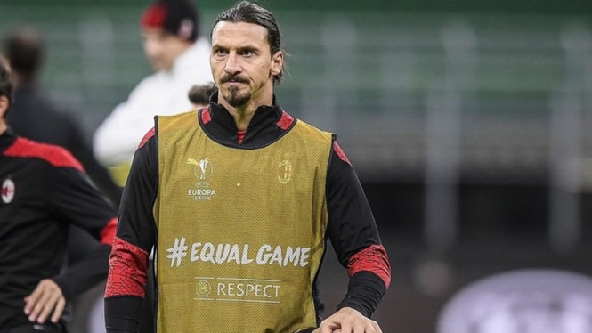 Zlatan Ibrahimovic saat pemanasan jelang AC Milan vs Sparta Praha