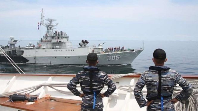 VIVA Militer : Dua kapal perang TNI AL gelar latihan RAS di Selat Malaka