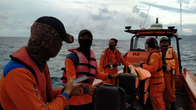 Pencarian penumpang kapal yang jatuh di perairan selat Sunda