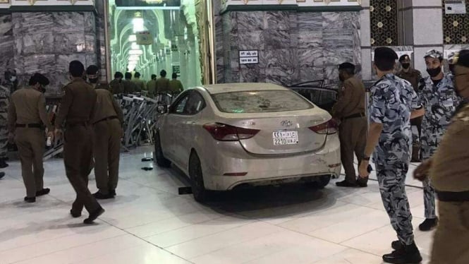 Sebuah Mobil Hyundai menabrak gerbang Masjidil Haram Mekkah.