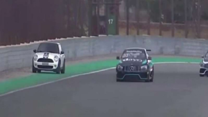  Pengemudi mobil Mini Cooper masuk ke sikruit balap Mercedes-Benz