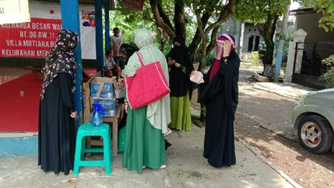 Warga kompleks perumahan Vila Mutiara Bogor di Kelurahan Mekarwangi, Kecamatan Tanah Sareal, Kota Bogor, Jawa Barat, membantu tetangga mereka yang terjangkit COVID-19.