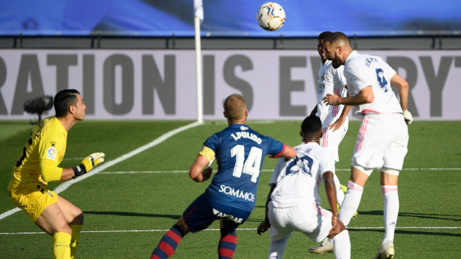 Striker Real Madrid, Karim Benzema cetak gol ke gawang Huesca