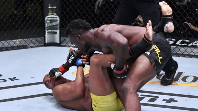 Legenda UFC, Anderson Silva, dibuat babak belur Uriah Hall