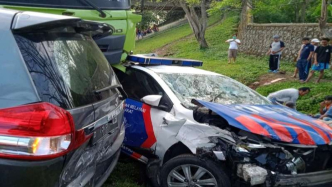 Mobil patroli polisi ditabrak truk di Tol Tangerang-Merak