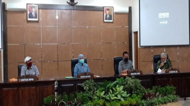 Gubernur Jawa Timur, Khofifah Indar Parawansa bersama Dewan Pengupahan Jatim 