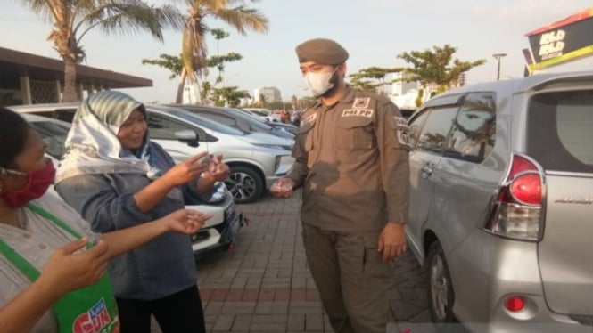 Satpol PP Kota Makassar mengedukasi masyarakat pentingnya 3M