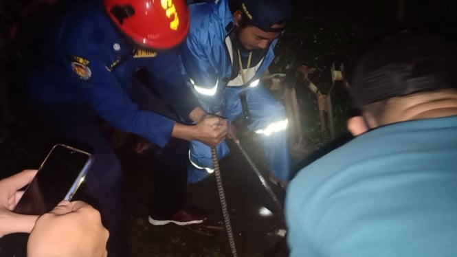 Petugas mencari bocah 5 tahun yang hanyut terbawa arus Saluran Air di Jaksel.