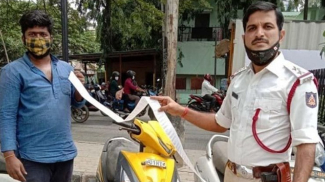 Polisi India dibuat kaget saat menilang pemotor