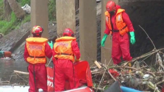 Proses evakuasi mayat yang ditemukan di Kali Ciliwung, Jakarta Timur.