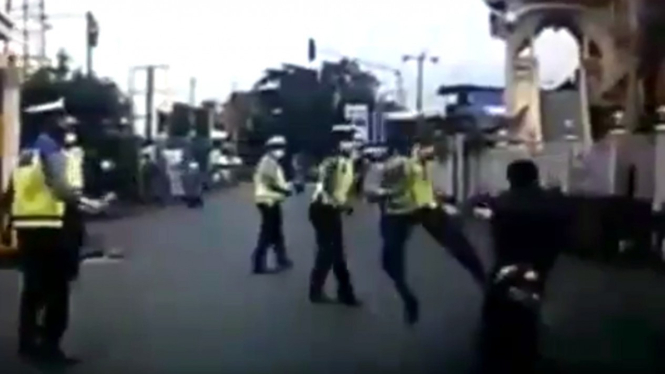 Polisi keluarkan tendangan kungfu ke maling motor