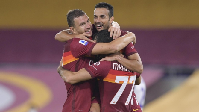 Pemain AS Roma berpesta usai bobol gawang Fiorentina