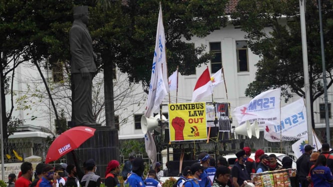 Suasana saat demo buruh di Kawasan Patung Kuda Jakarta 