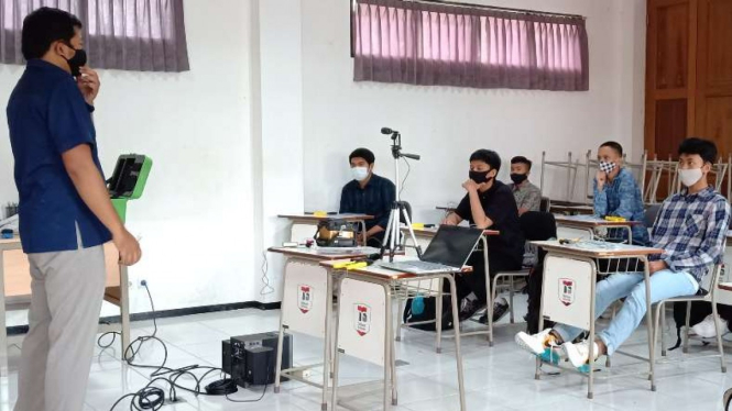 Uji coba pembelajaran metode tatap muka di SMK Telkom Sandhy Putra Kota Malang, Jawa Timur, dengan menerapkan secara ketat protokol kesehatan pencegahan COVID-19.