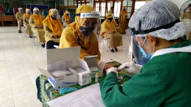 Ratusan guru dan murid di Solo jalani rapid test sebelum uji coba sekolah tatap muka dibuka.