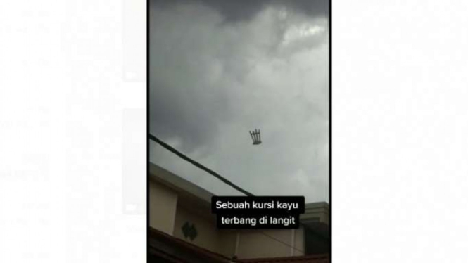 Viral, sebuah kursi melayang-layang di udara.