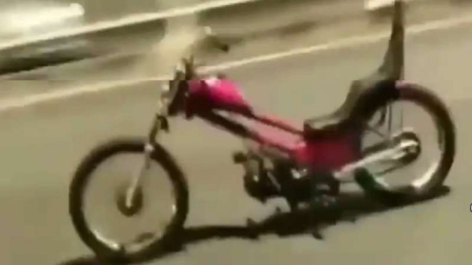 Sepeda motor Custom terus melaju usai pengendaranya jatuh.