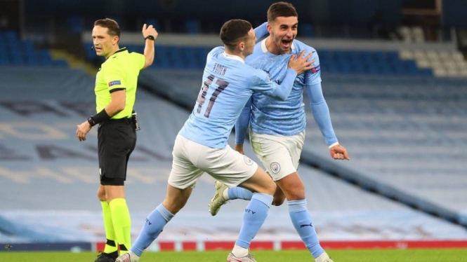 Penyerang Manchester City, Ferran Torres merayakan gol bersama Phil Foden