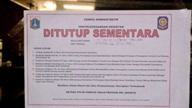 Satpol PP Jakarta menyegel tempat usaha yang melanggar PSBB