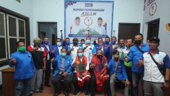 Calon Wali Kota Medan Akhyar Nasution (tengah) teken kontrak dengan buruh Medan