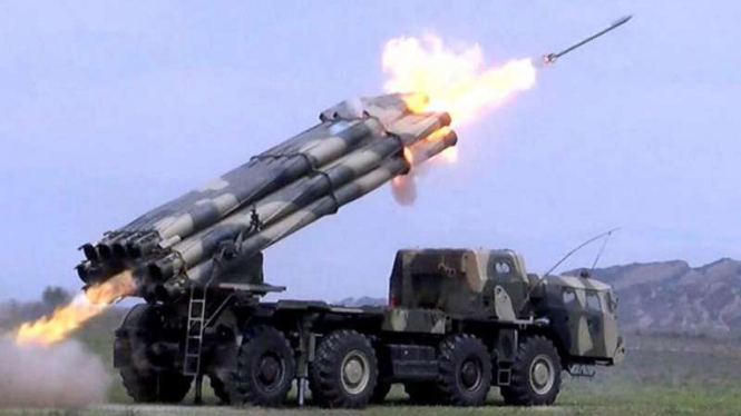VIVA Militer: Peluncur roket ganda BM-30 Smerch Angkatan Bersentara Azerbaijan