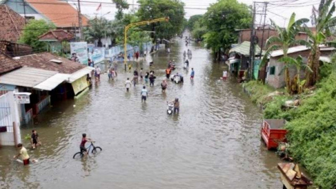 Kendaraan menerobos banjir akibat hujan deras di kawasan jalan raya Gempol, Pasuruan, Jawa Timur, Senin (2/11/2020). 