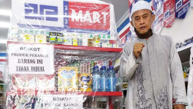 Ketua Komunitas Koperasi Syariah 212, Muhammad Hidayat Hanis, di samping rak produk yang diboikot di salah satu gerai 212 Mart di kota Makassar, Sulawesi Selatan, Selasa, 3 November 2020.