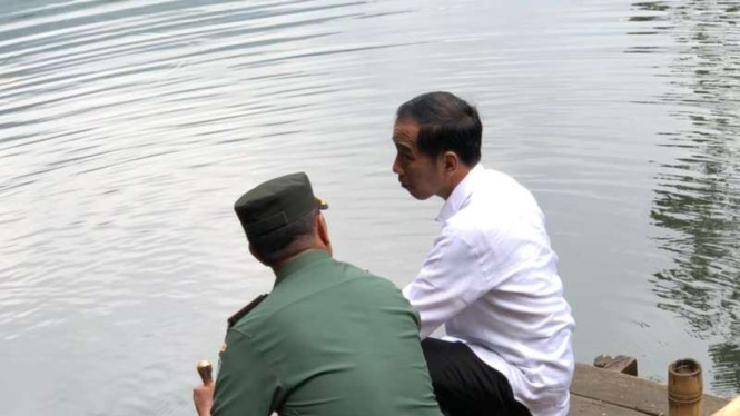 Presiden Jokowi dan Kepala BNPB Letjen TNI Doni Monardo di Sungai Citarum