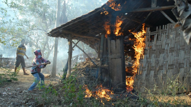 Peristiwa penyerangan dan pembakaran rumah pengikut Syiah di Sampang, Madura delapan tahun lalu.-Getty Images

