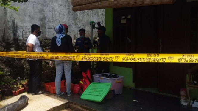 Kepolisian Resor Bogor melakukan olah tempat kejadian perkara di lokasi jenazah wanita guru mengaji di Bogor pada Selasa, 3 November 2020. 
