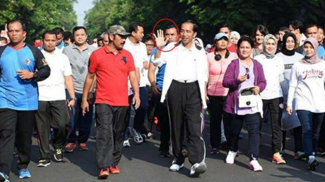 VIVA Militer: Pria di foto Jokowi.